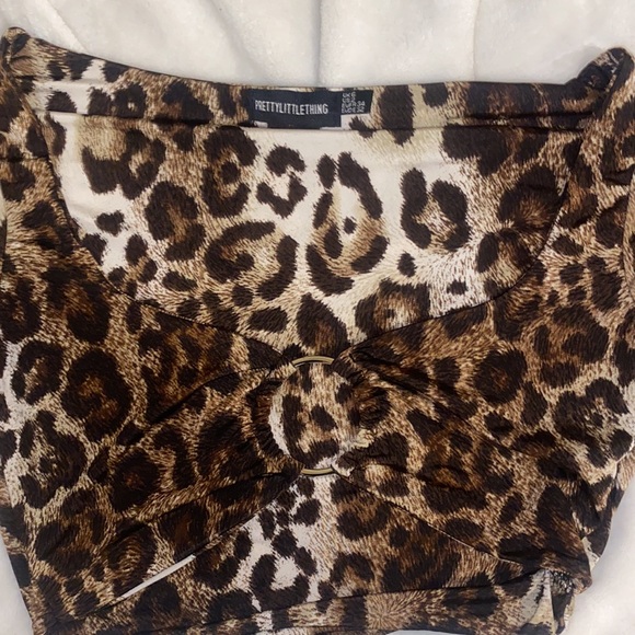 Pretty Little Thing longsleeve cheetah croptop with keyhole middle - Picture 2 of 2